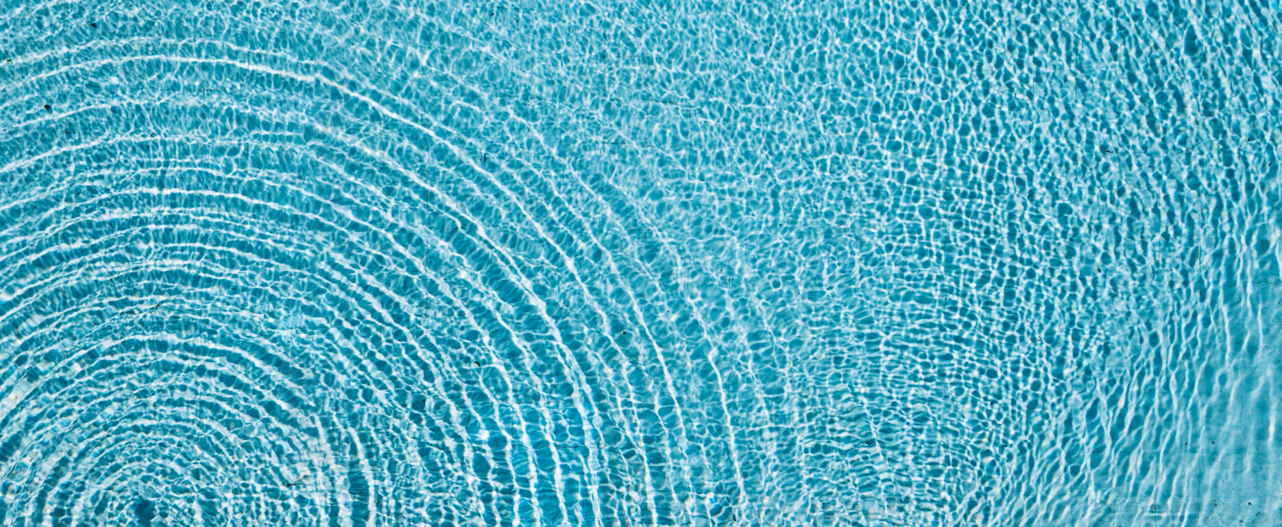 Immagine che ritrae l'acqua della piscina all'aperto di Villa Sant'Uberto.