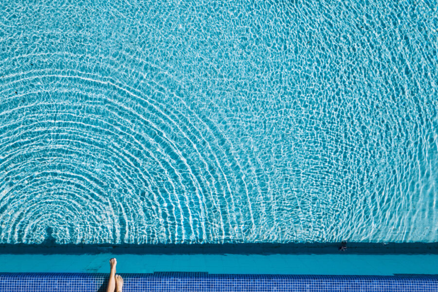 Immagine che ritrae l'acqua della piscina all'aperto di Villa Sant'Uberto.
