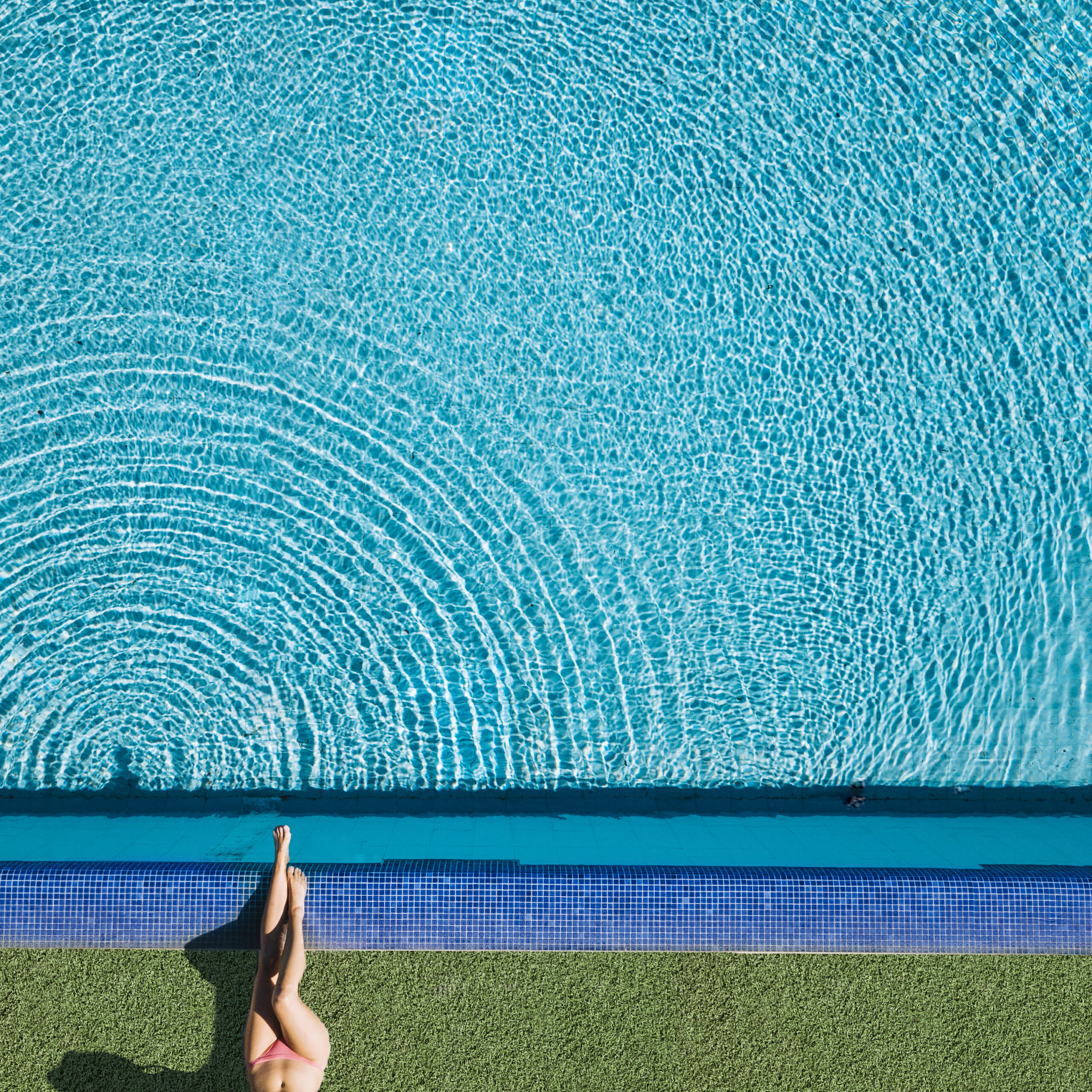 Immagine che ritrae l'acqua della piscina all'aperto di Villa Sant'Uberto.