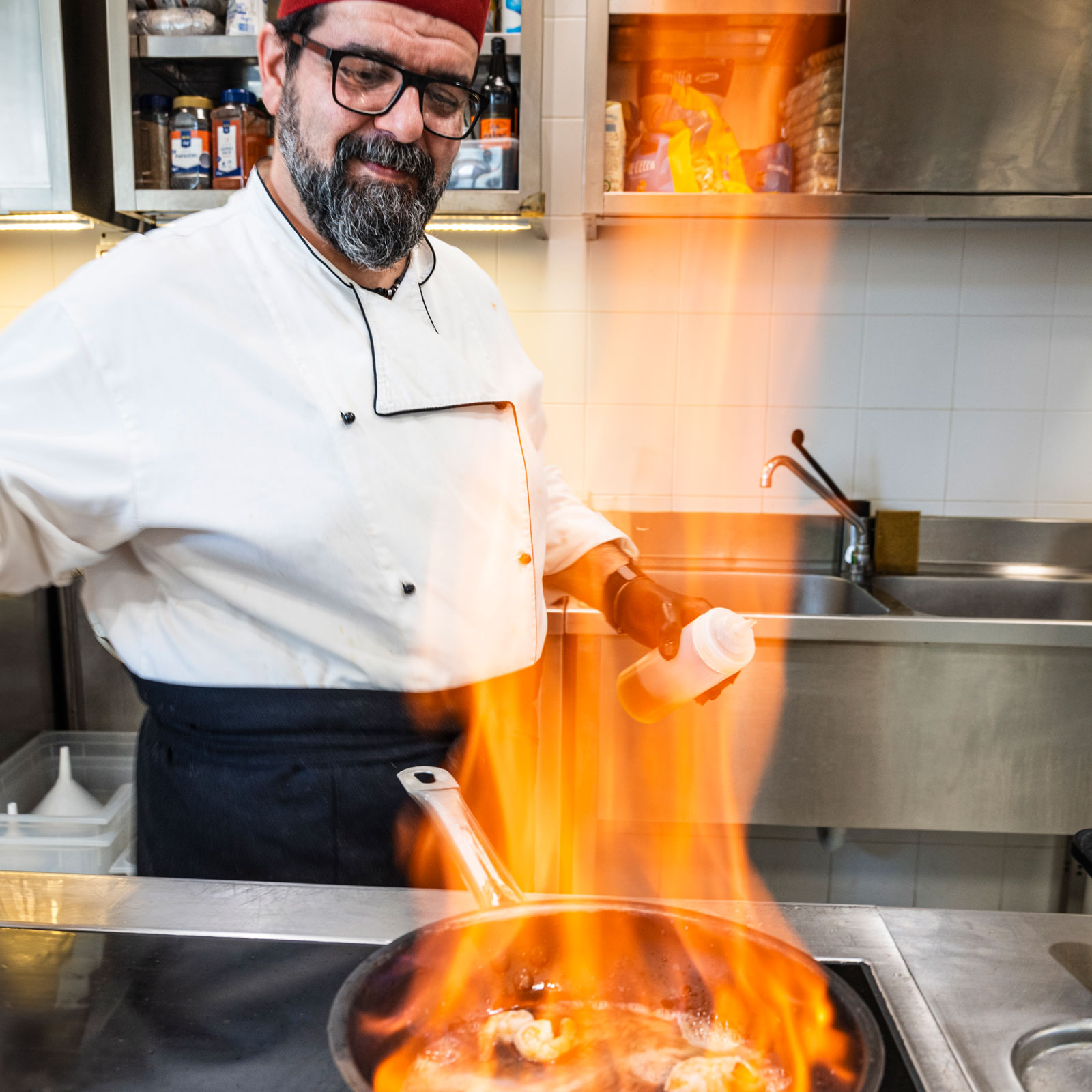 Immagine che mostra un cuoco al lavoro del pool bar di Villa Sant'Uberto